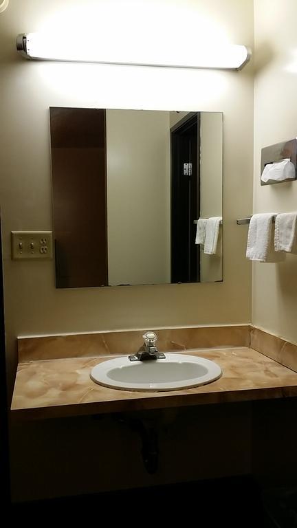 Sunflower Inn In Hutchinson Room photo