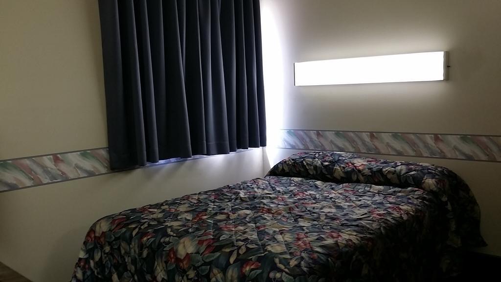 Sunflower Inn In Hutchinson Room photo