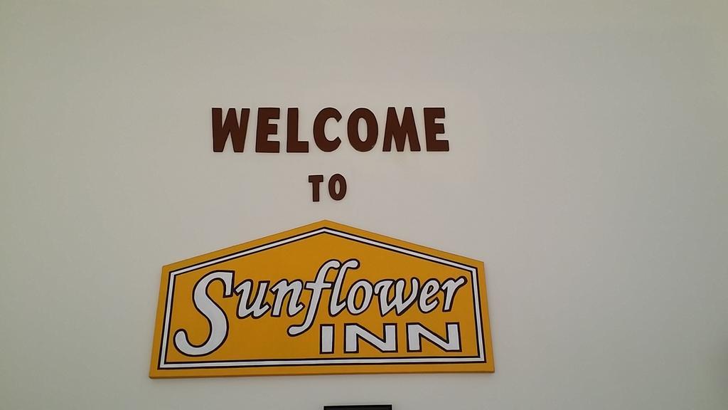 Sunflower Inn In Hutchinson Exterior photo
